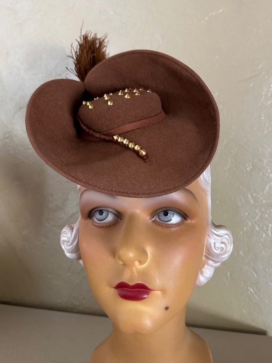 RARE 1930s\' TAN FELT TOY TILT HAT + GOLD STUDS & OSTRICH FEATHER main image 6